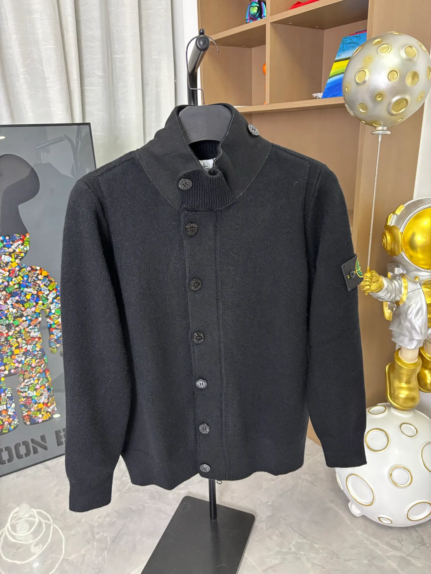 P340 Style number: DC218# Stone Island knitted woolen splicing wool cardigan jacket. The whole garment is made with high-quality machines imported from Germany. Three types of machines. Three weaving methods. The process is complex and tedious. Customized color-dyed wool➕wool stitching with high gram weight, high density and ultra-high quality. The wool is soft, delicate and skin-friendly, and feels soft and silky! The inside is a zipper design and the outside is a button design. The whole garment has nine buttons. It weighs more than 1 kilogram. Color: black. Size: S-M-L-Xl.